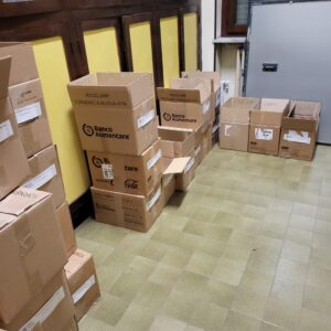 scatole piene di generi alimentari progetto da una mano bollini